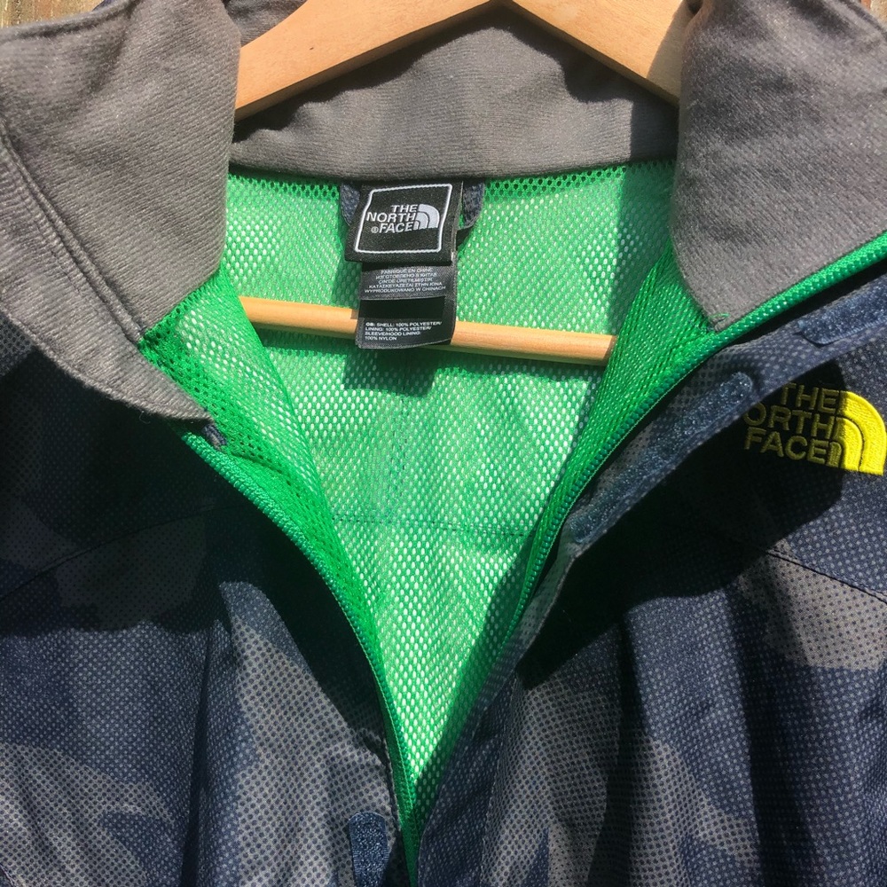 (Women’s XS or S) North Face windbreaker/Raincoat - Picture 3 of 4